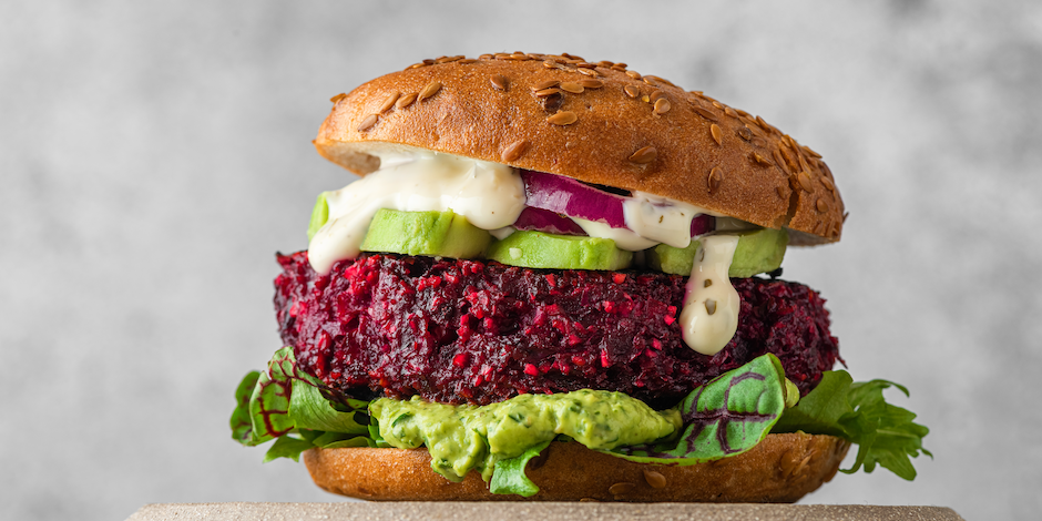 Deze vegan bietenburger met avocado wil je proberen